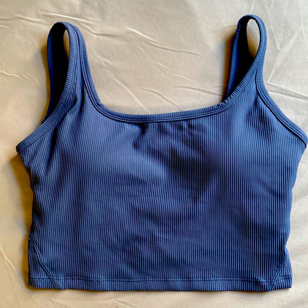 Ribbed cropped sports tank top with padding included!